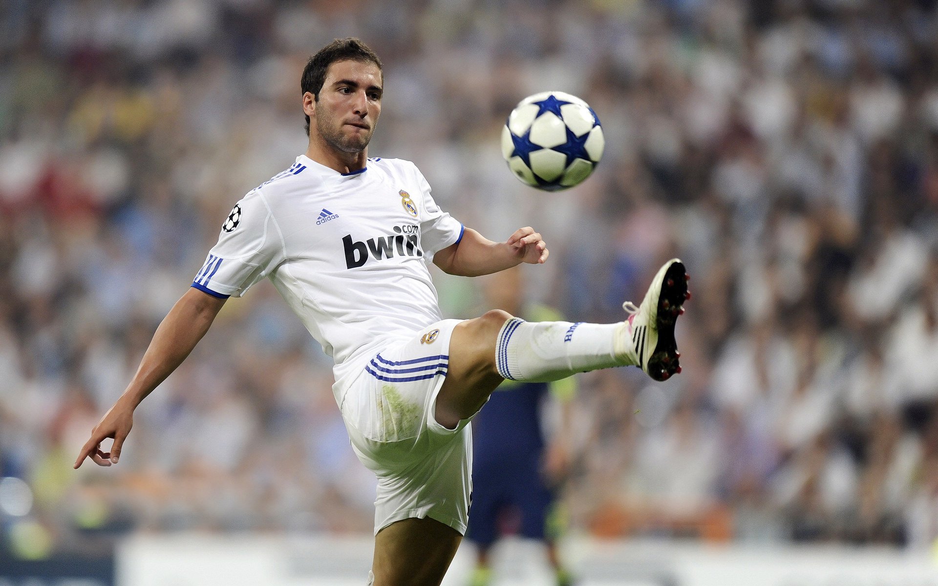 爱游戏官网首页-_现场现场：比赛激战，欢呼声不断_，比赛场面激烈